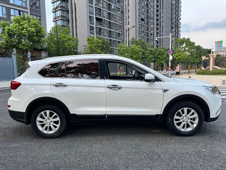 BAIC S6