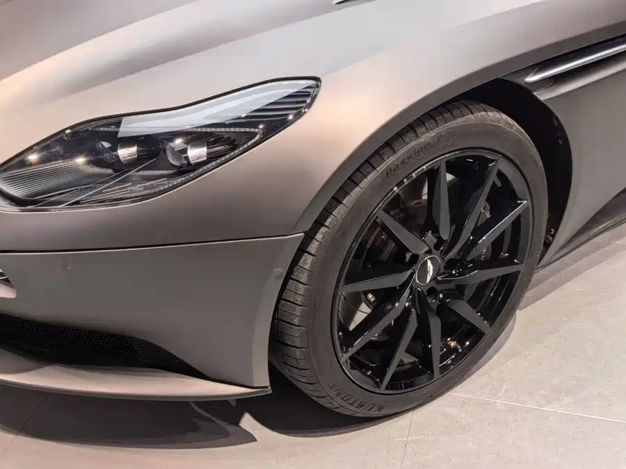 Aston Martin DB11