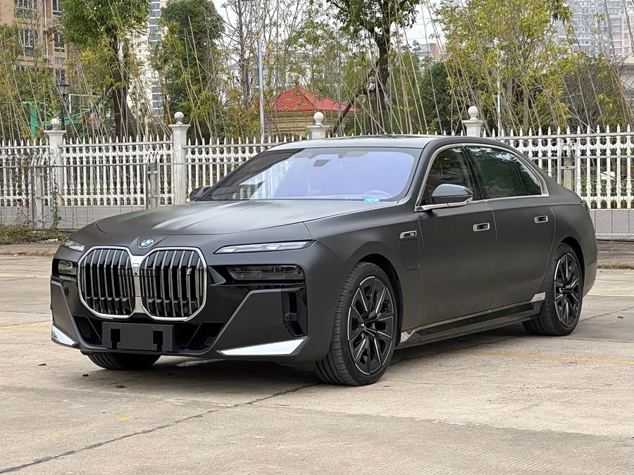 BMW i7