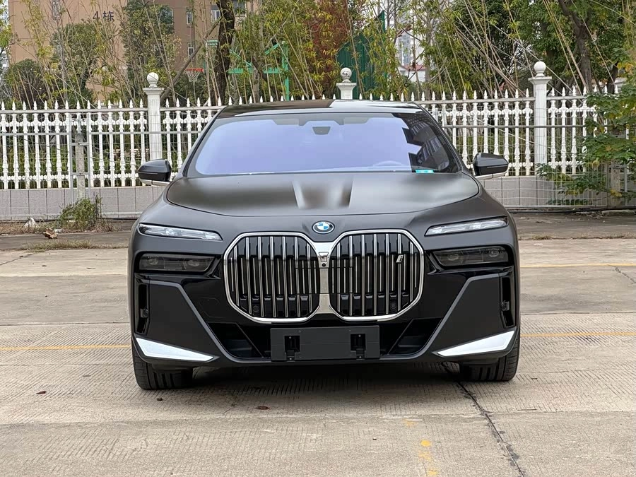 BMW i7