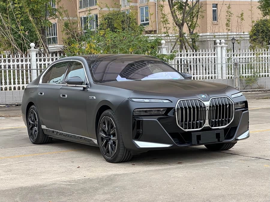 BMW i7