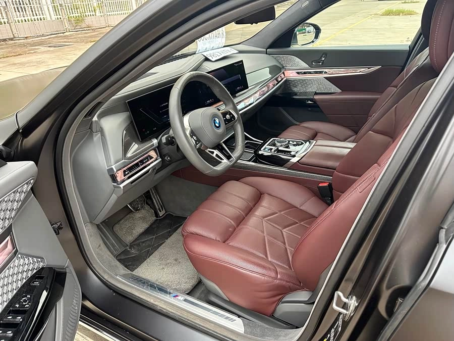 BMW i7