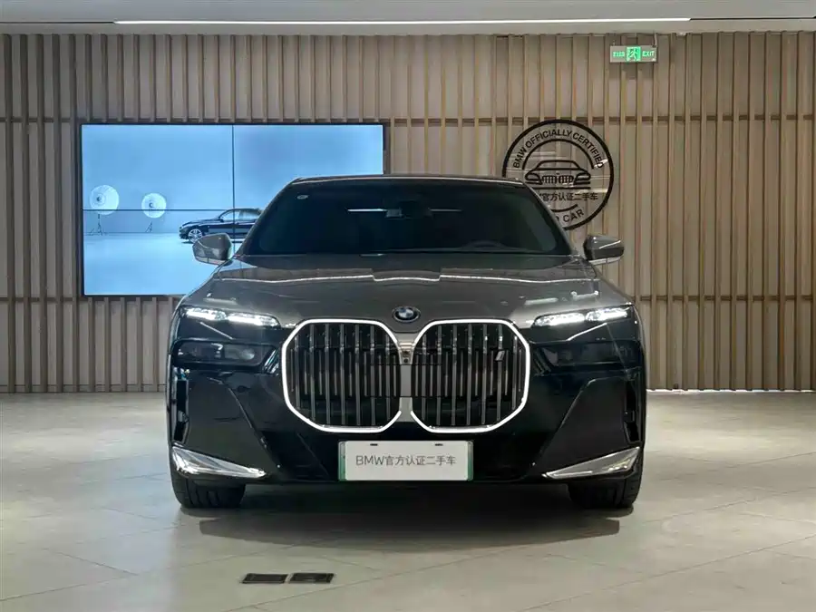 BMW i7