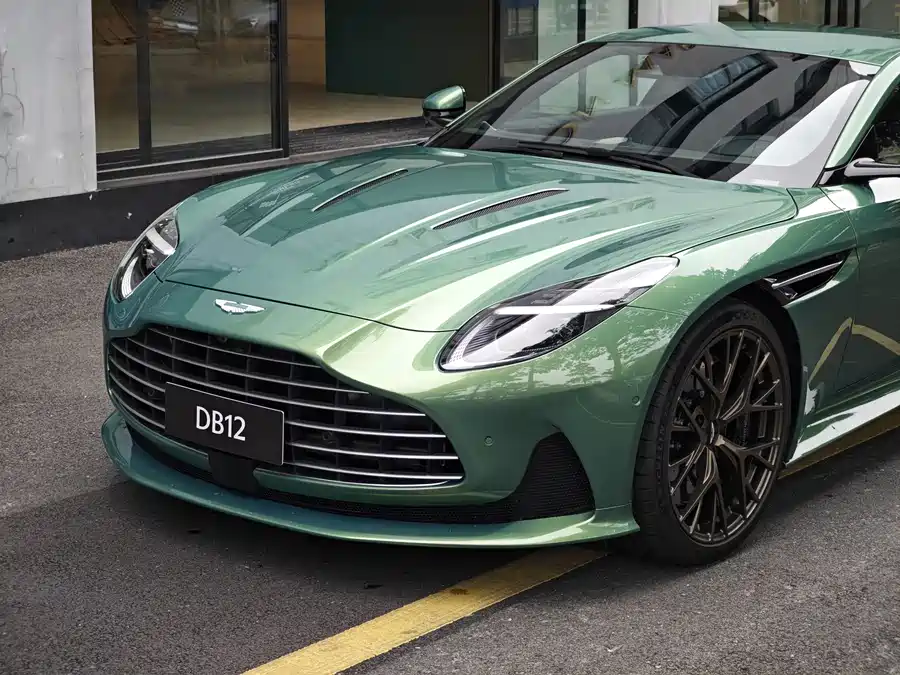 Aston Martin DB12