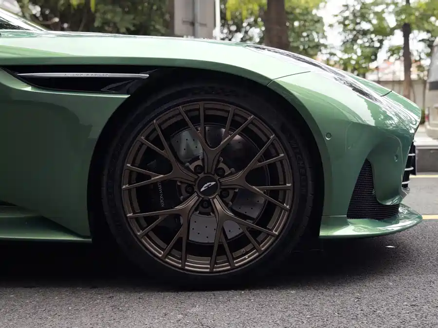 Aston Martin DB12