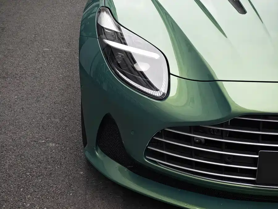 Aston Martin DB12
