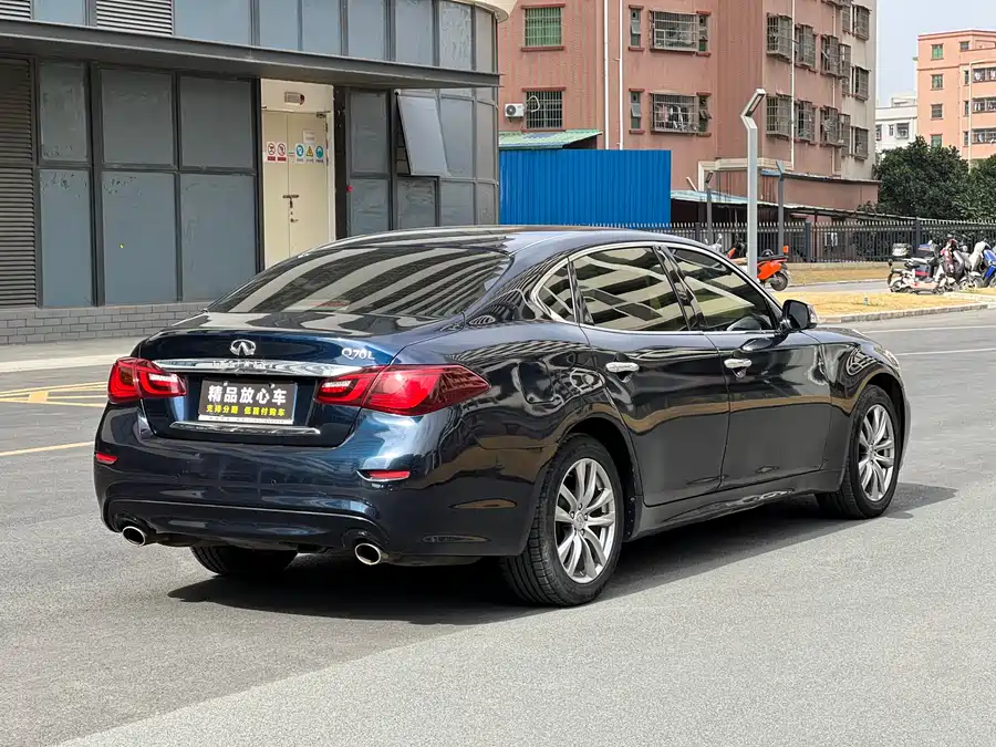 Infiniti Q70