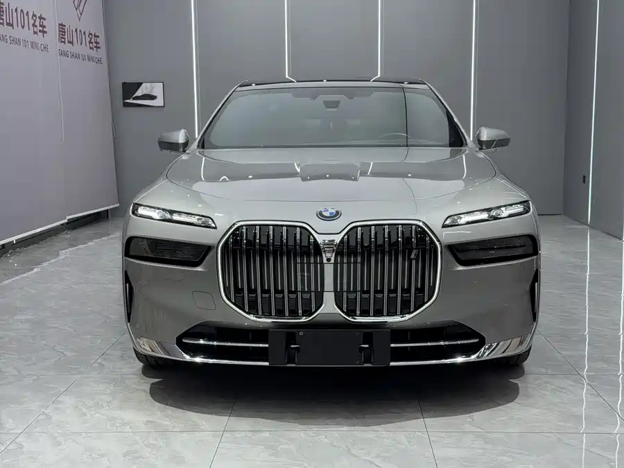 BMW i7