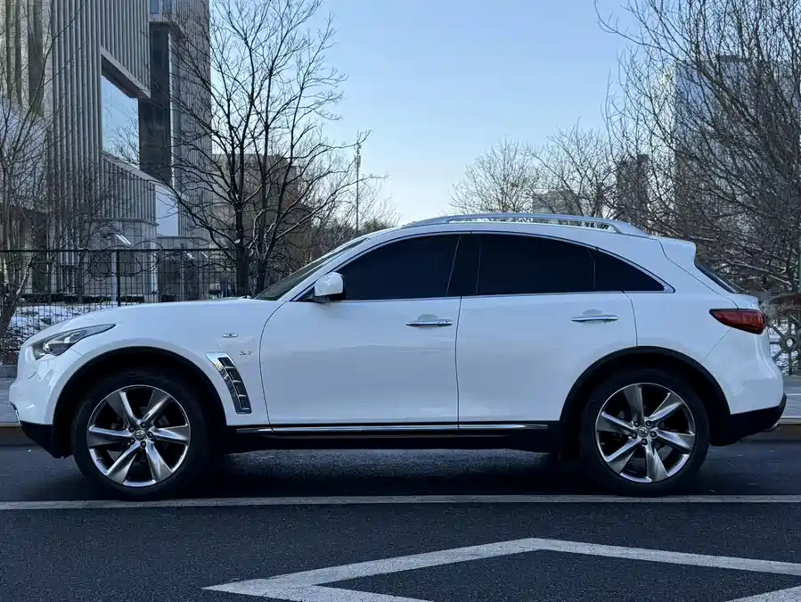 Infiniti QX70