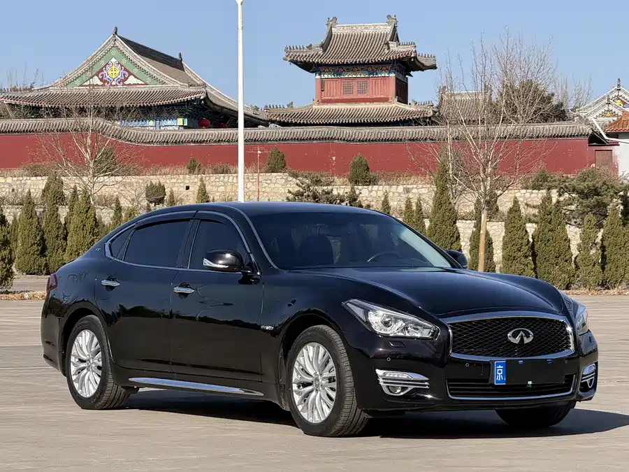 Infiniti Q70