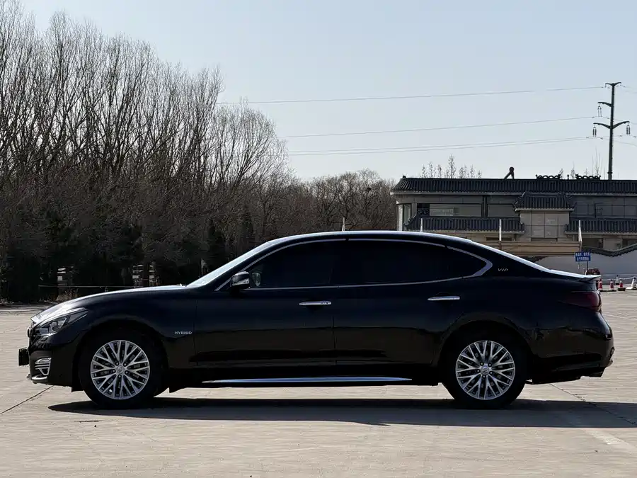 Infiniti Q70