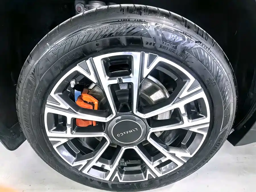 Lynk & Co 900
