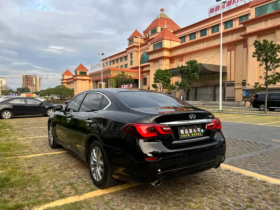 Infiniti Q70