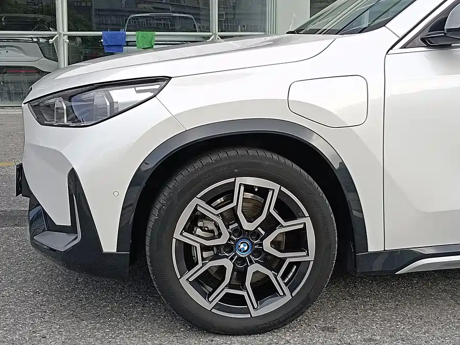 BMW iX1
