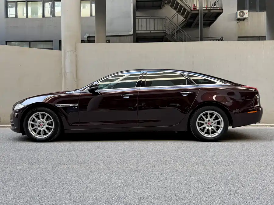 Jaguar XJ