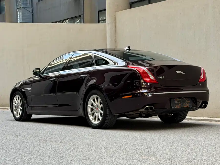 Jaguar XJ