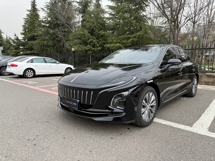 Hongqi E-QM5