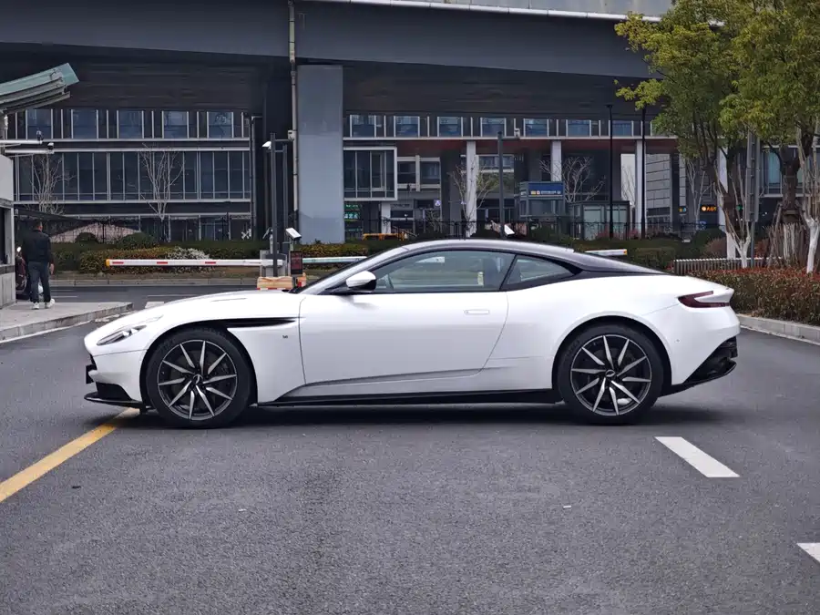 Aston Martin DB11