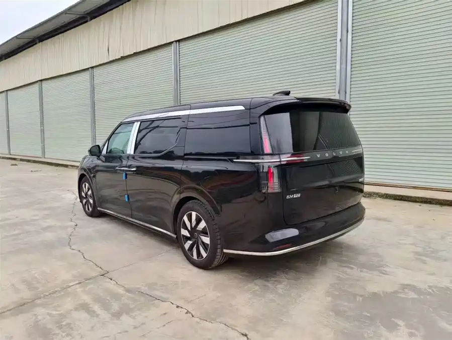 Volvo EM90
