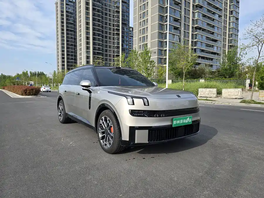 Lynk & Co 900