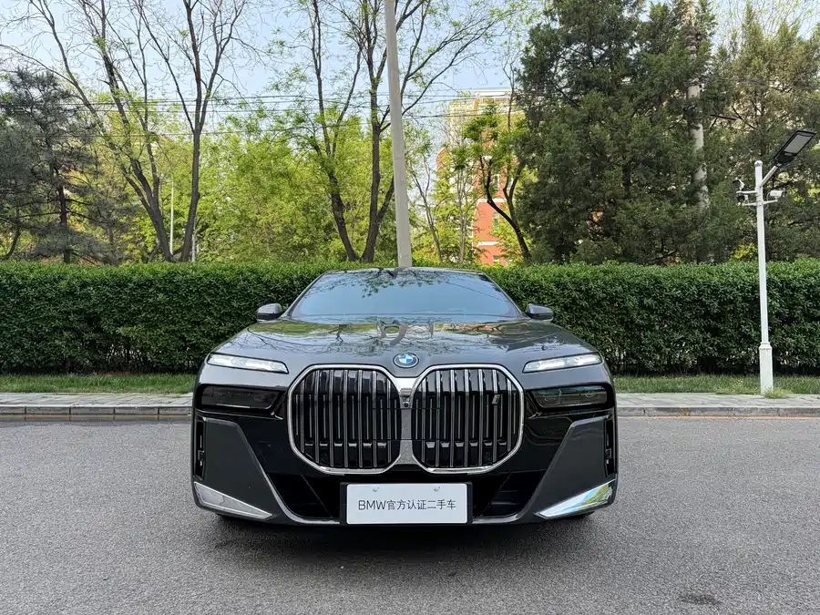BMW i7