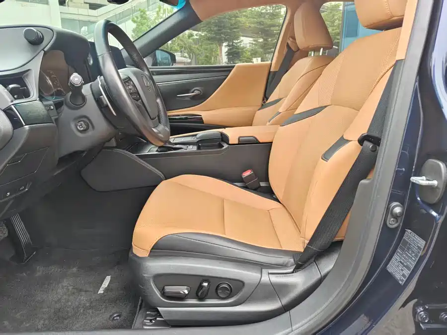Lexus ES