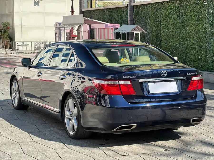 Lexus LS