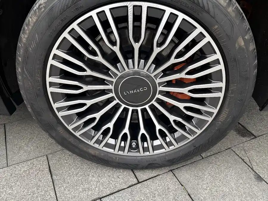 Lynk & Co 900