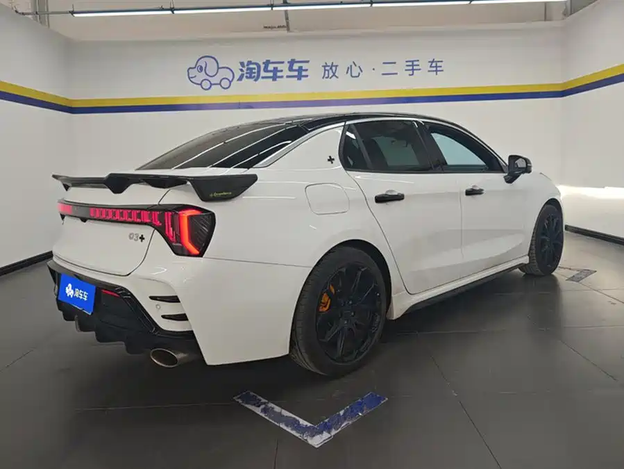Lynk & Co 03