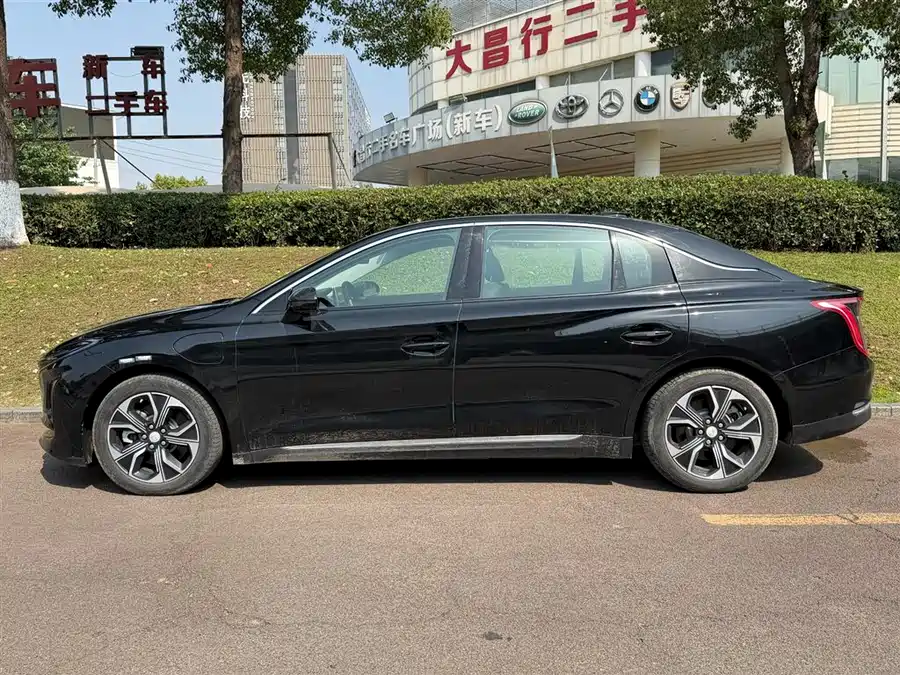 Hongqi E-QM5