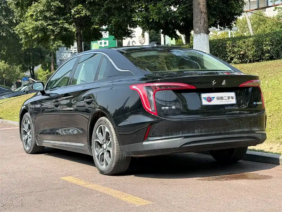 Hongqi E-QM5