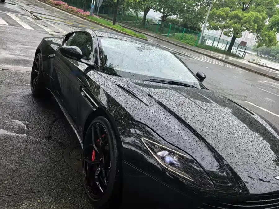 Aston Martin DB11