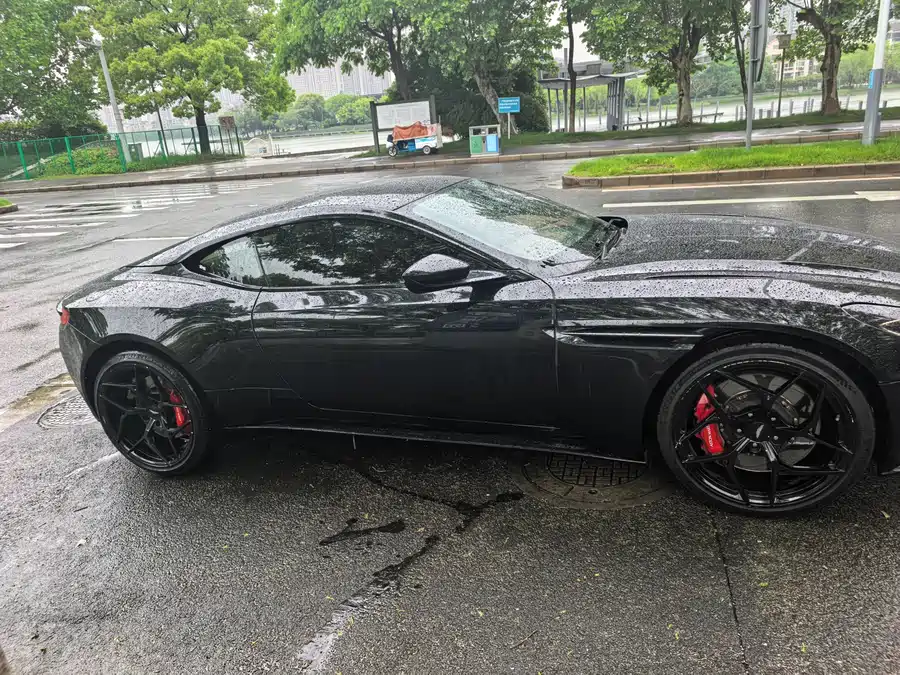 Aston Martin DB11