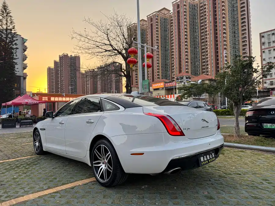 Jaguar XJ