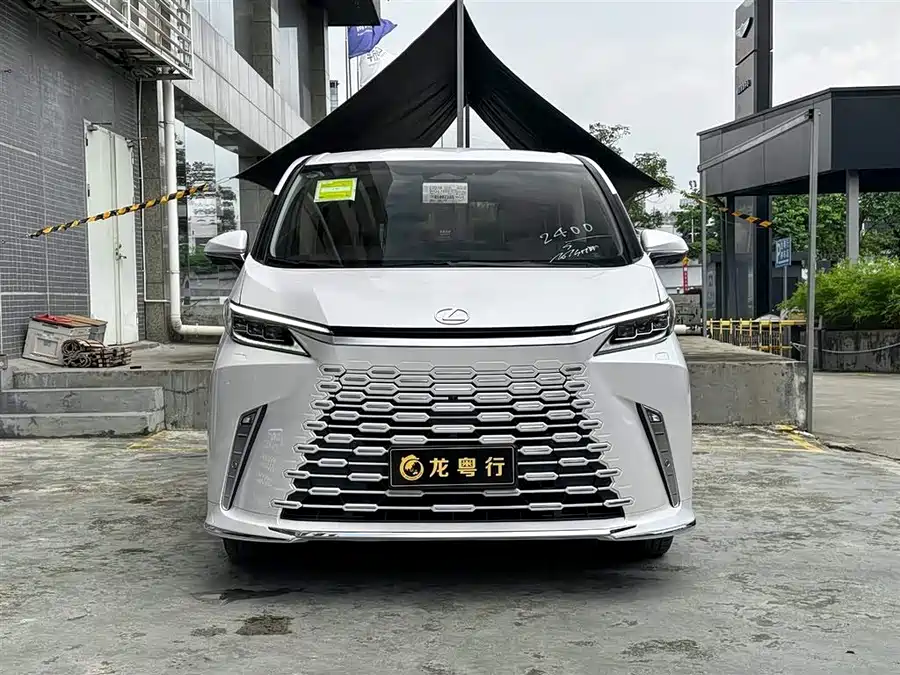 Lexus LM