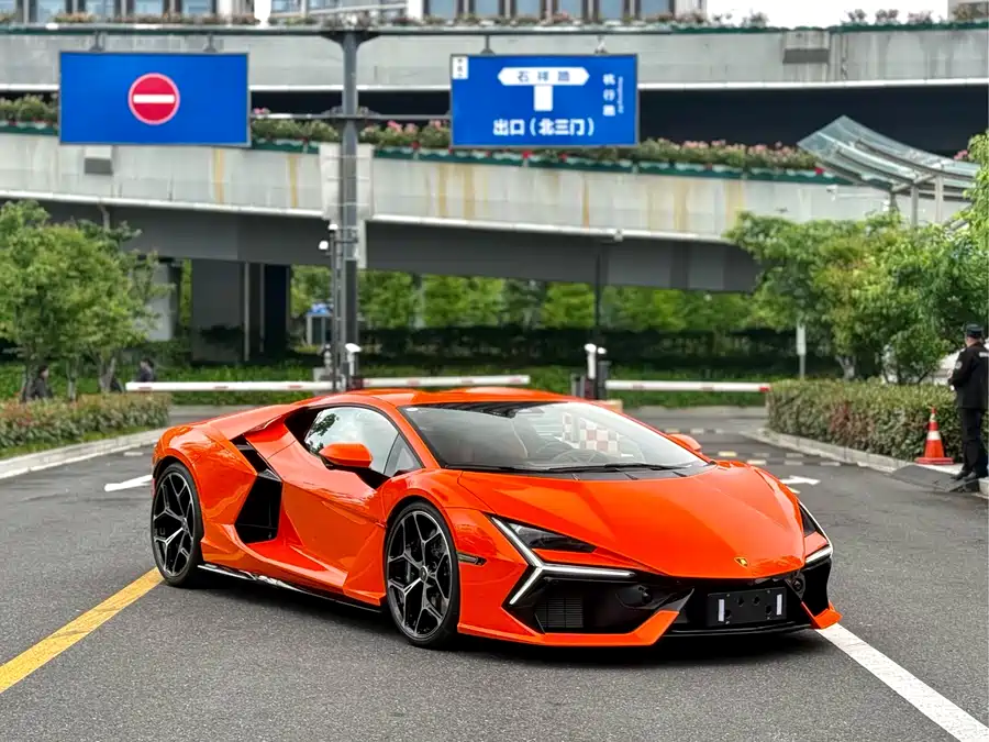 Lamborghini Revuelto