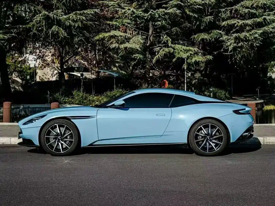 Aston Martin DB11