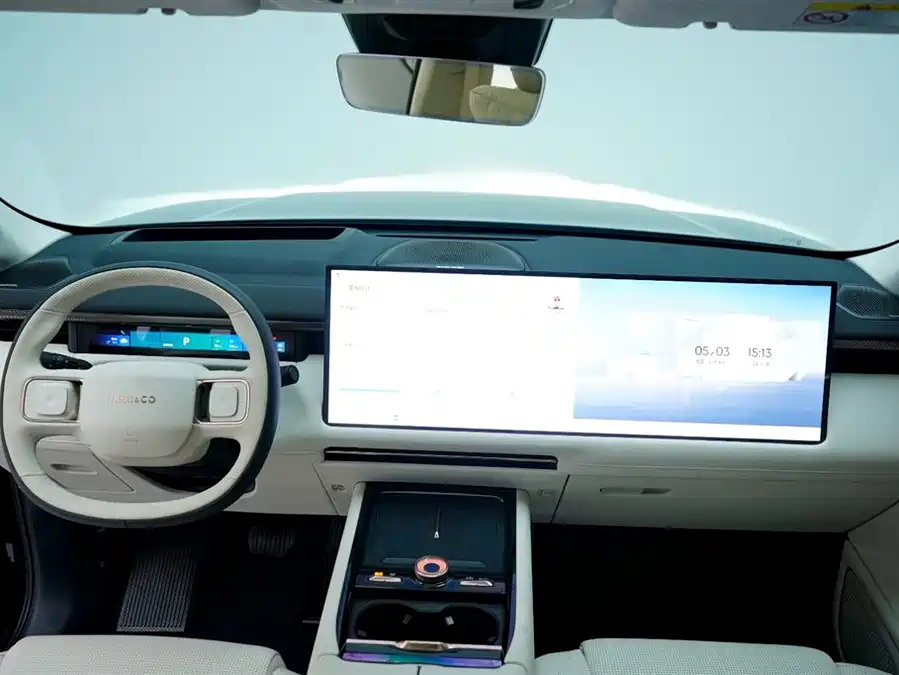 Lynk & Co 900