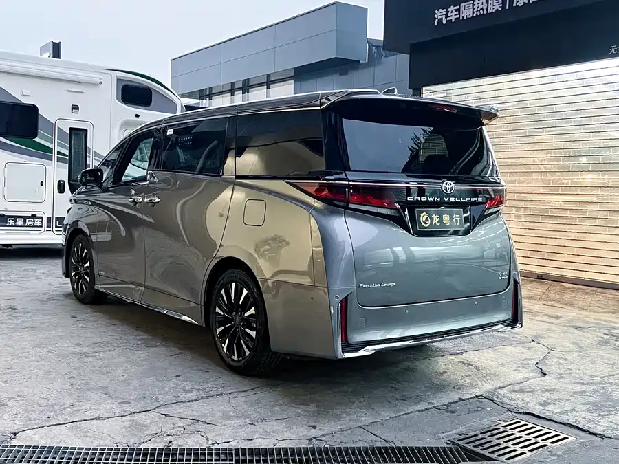Toyota Crown Vellfire