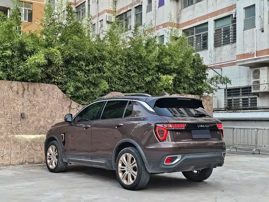 Lynk & Co 01