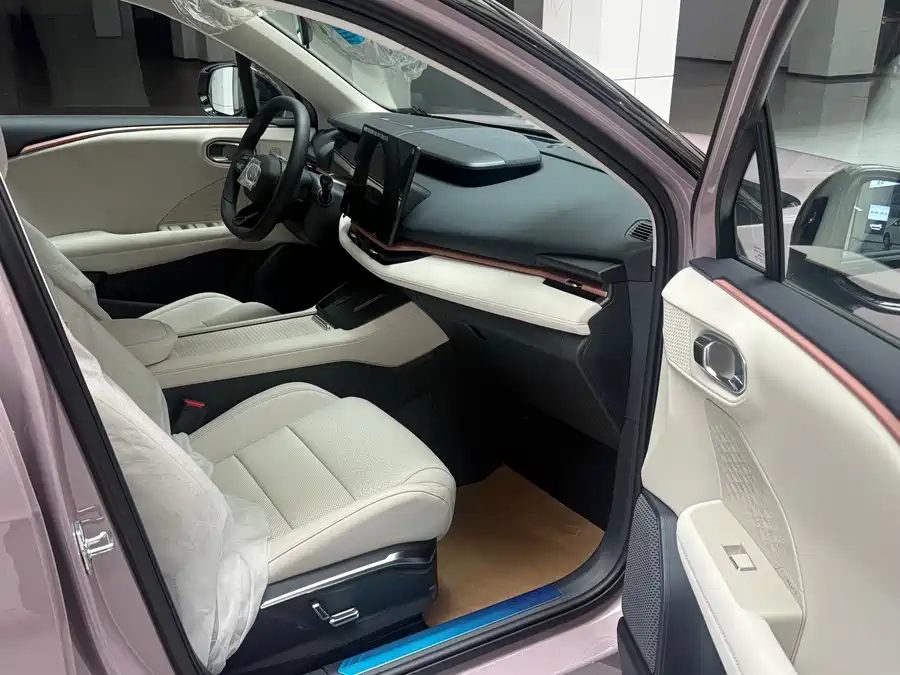 Lynk & Co 06