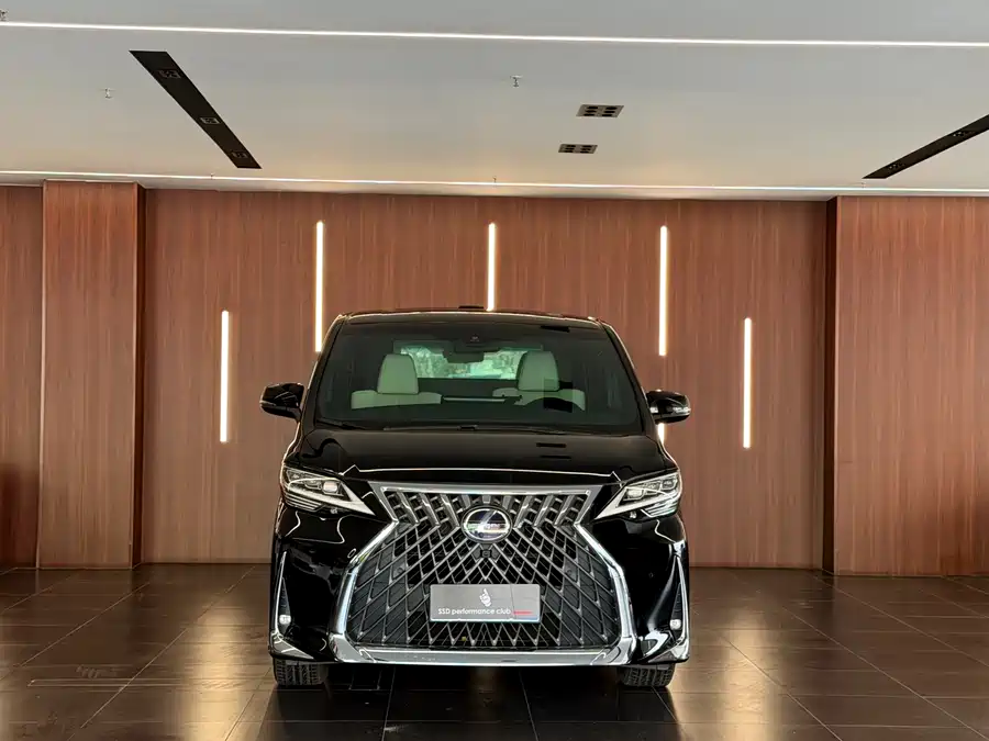 Lexus LM