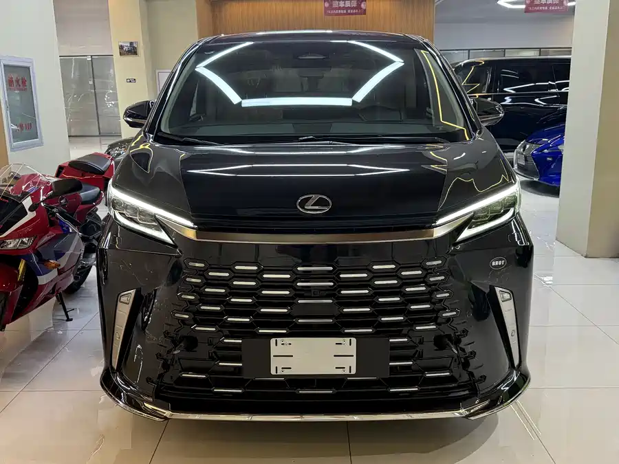 Lexus LM