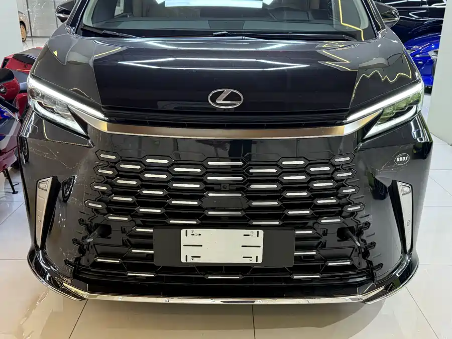 Lexus LM