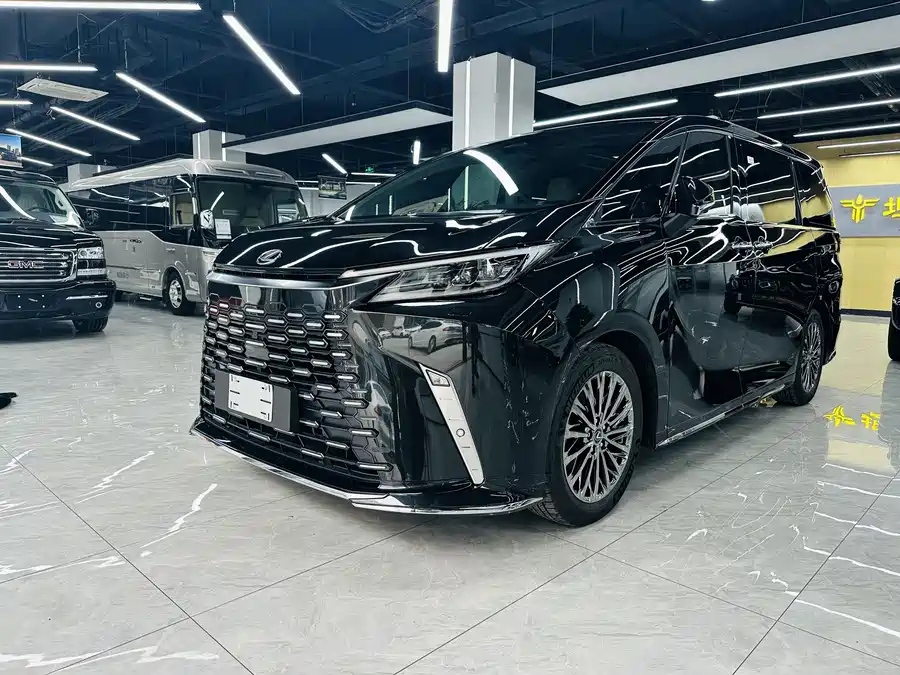 Lexus LM