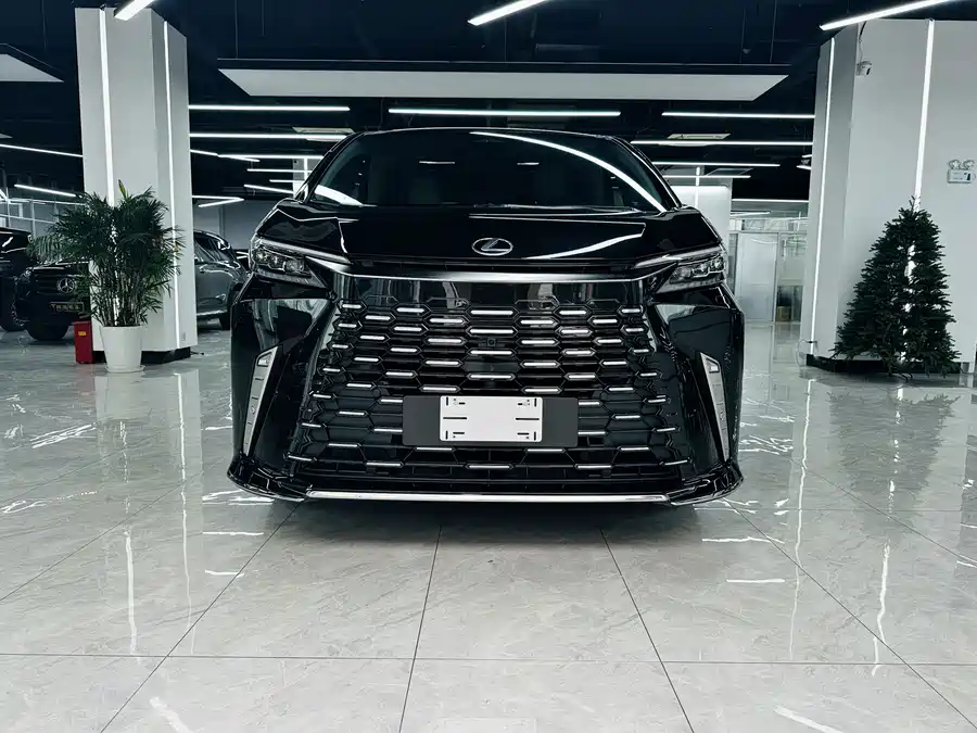 Lexus LM
