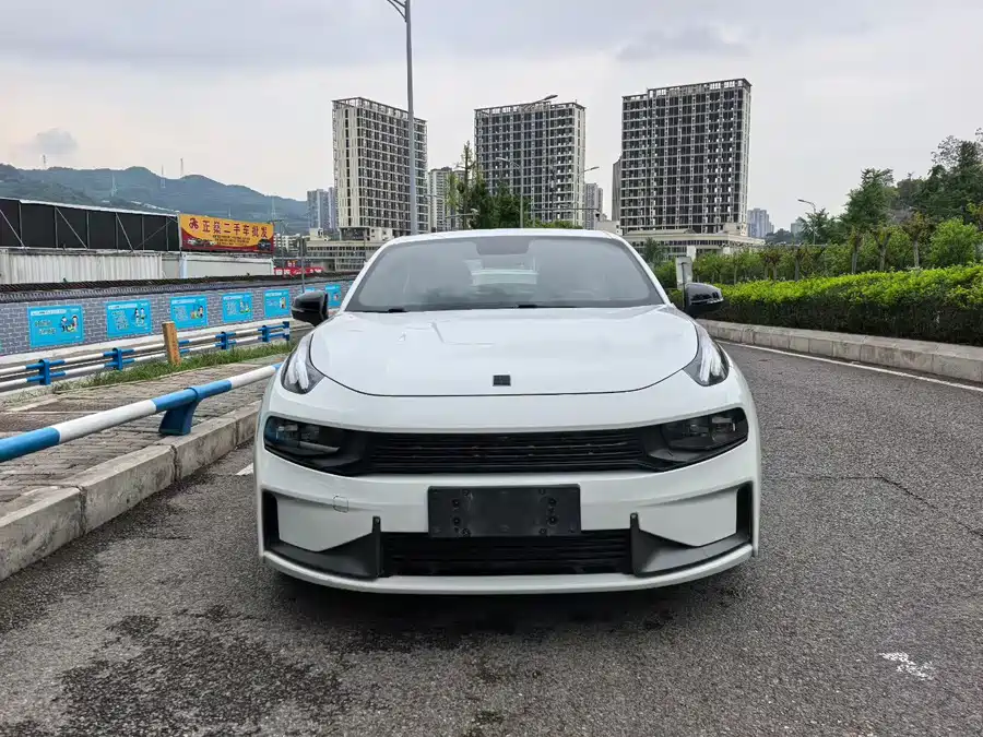 Lynk & Co 03