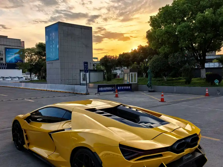 Lamborghini Revuelto