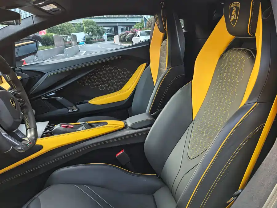 Lamborghini Revuelto