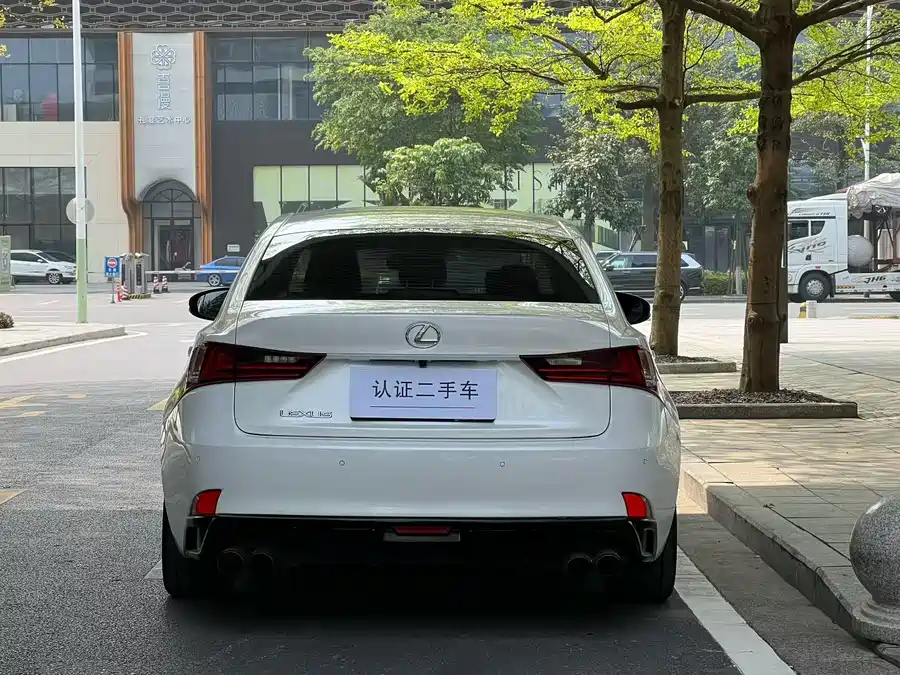 Lexus IS